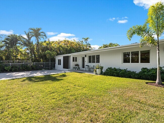 Building Photo - 1945 Alamanda Dr