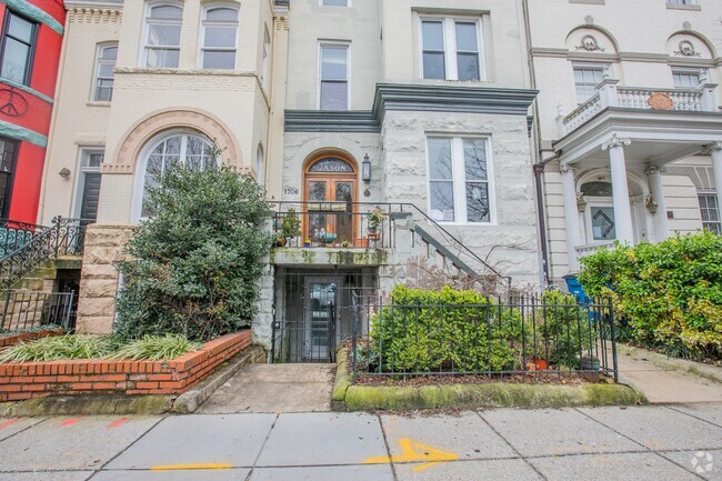 Building Photo - Stunning 2 BR/2 BA Condo in Dupont Circle!