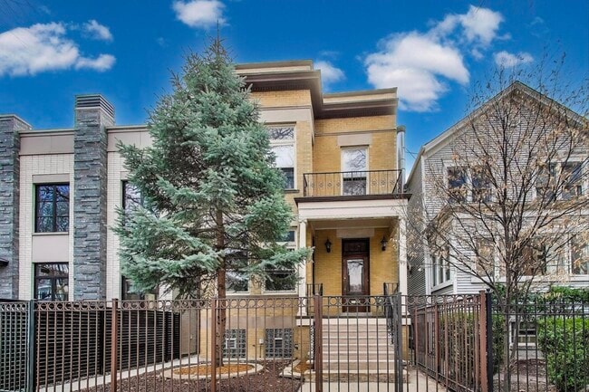 Building Photo - 1123 W Wolfram St Unit 2