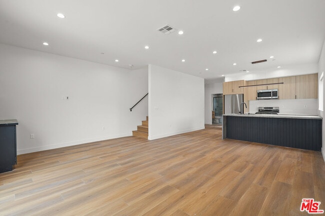 Building Photo - 4527 W 17th St Unit 1/2 Rental