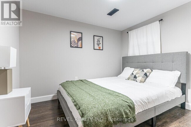 Photo - 783 Queensdale Ave E