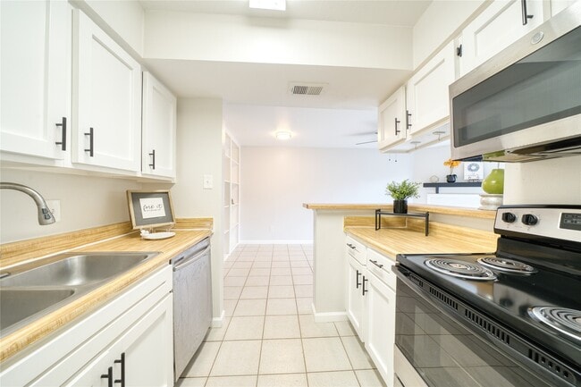 Building Photo - 6001 Reims Rd Unit 209 Rental