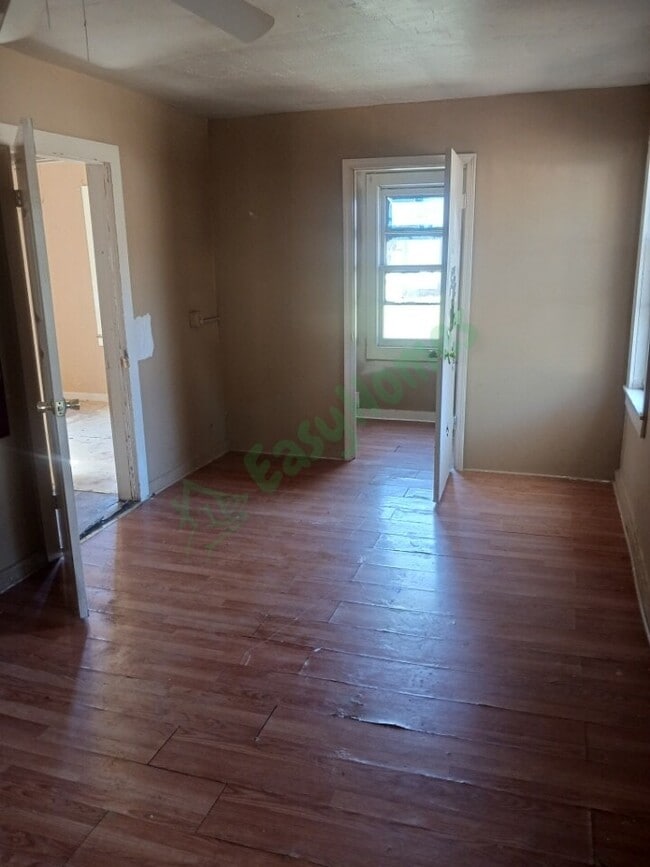Photo - 830 S Main St