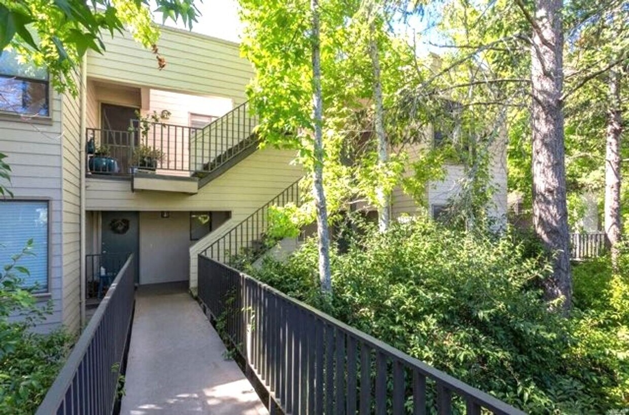 Beautiful Condo with Scenic Views in Green... - Beautiful Condo with Scenic Views in Green...
