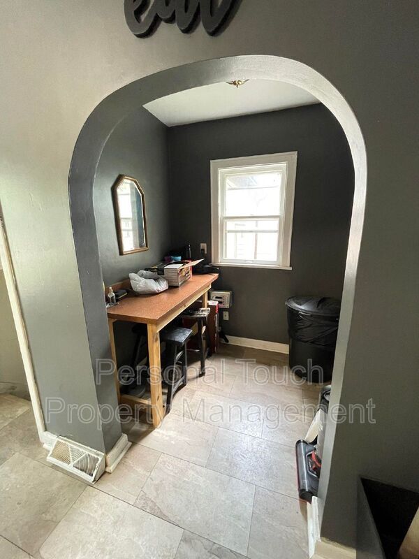 Photo - 817 College St N House