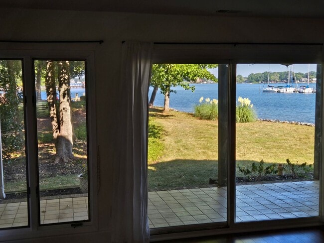 7401 Mariner Cove Dr
