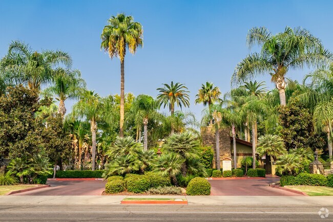 Building Photo - 2881-2909 Huntington Blvd Rental