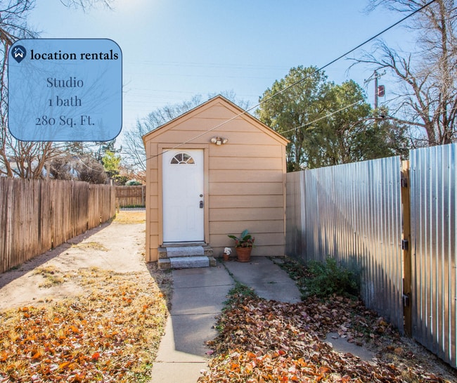 Building Photo - Lovely Rear Unit with a Yard! Rental