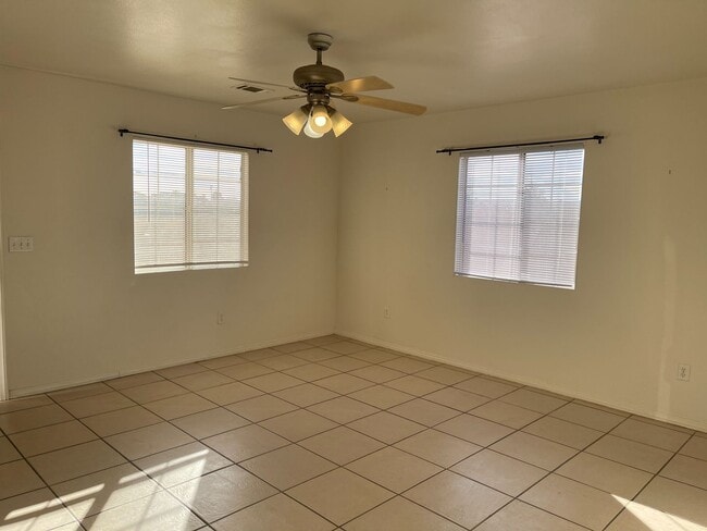 Photo - 3 Bedroom 2 Bedroom READY NOW!