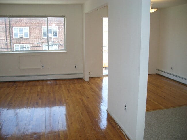 Building Photo - 2850 46th St Unit 3rd fl Rental