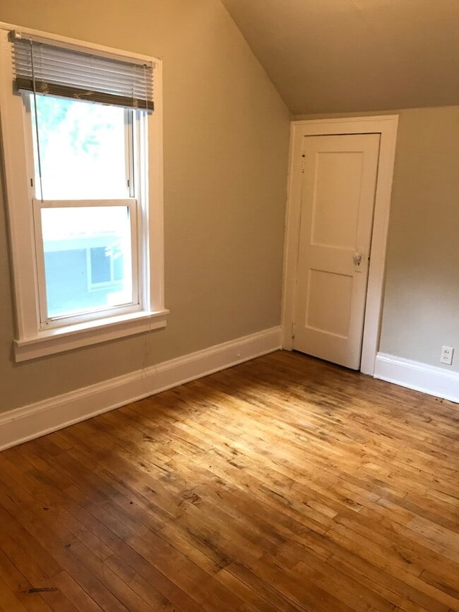 Photo - Single Family Home - LAUNDRY INCLUDED! HUGE YARD!