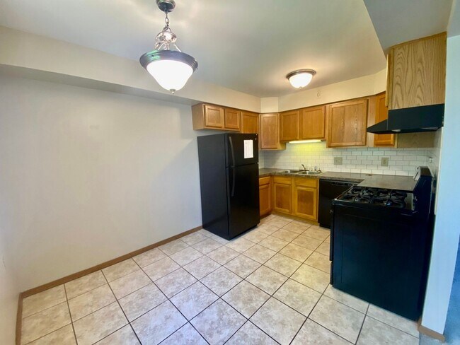 Building Photo - 2 Bed/1.5 Bath Ground floor Unit IVA33