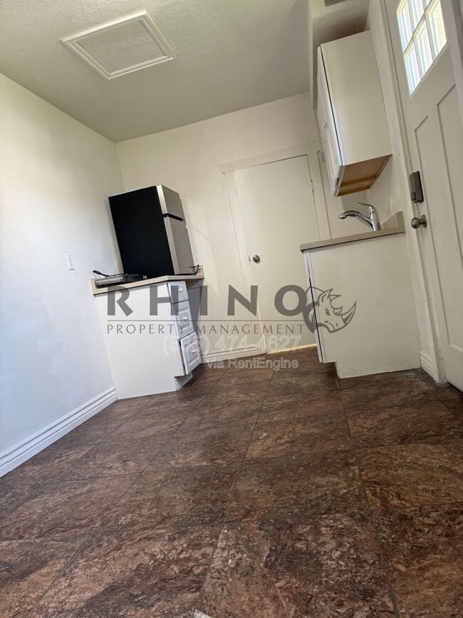 Building Photo - 2885 Van Buren Ave Unit 3