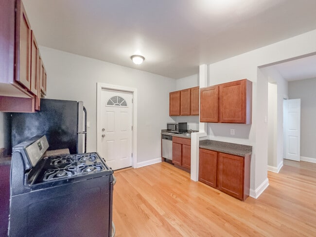 Building Photo - 3739 N Pine Grove Ave Unit J09P