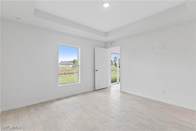 Photo - 835 Palomino St E