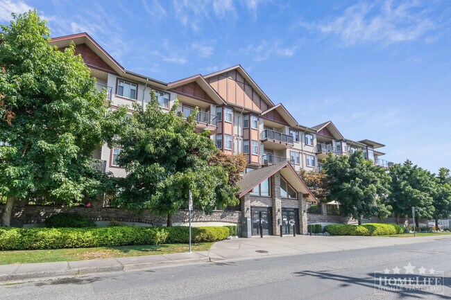 High-End Top-Floor 1 Bed + Den Condo with New Flooring & Paint in Central Chilliwack