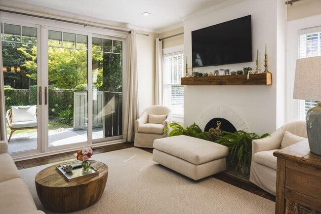 Photo - 801 Durant Pl NE