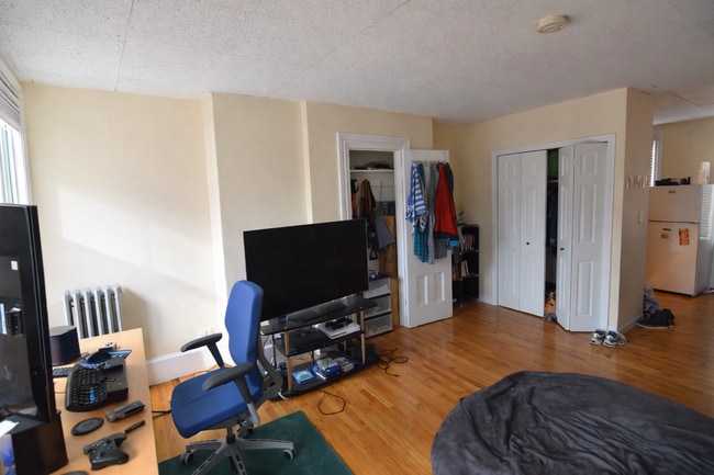 Building Photo - 32 Irving St Unit 3