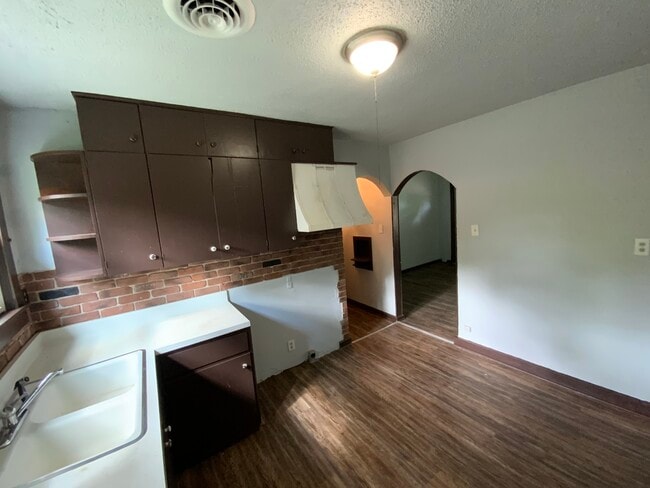 Photo - 602 W English St