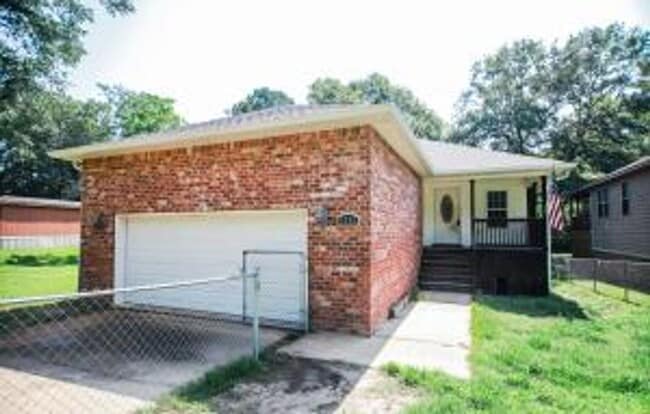 Building Photo - 1303 S 11th St