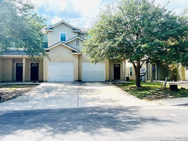Building Photo - Newly Renovated Town-home
