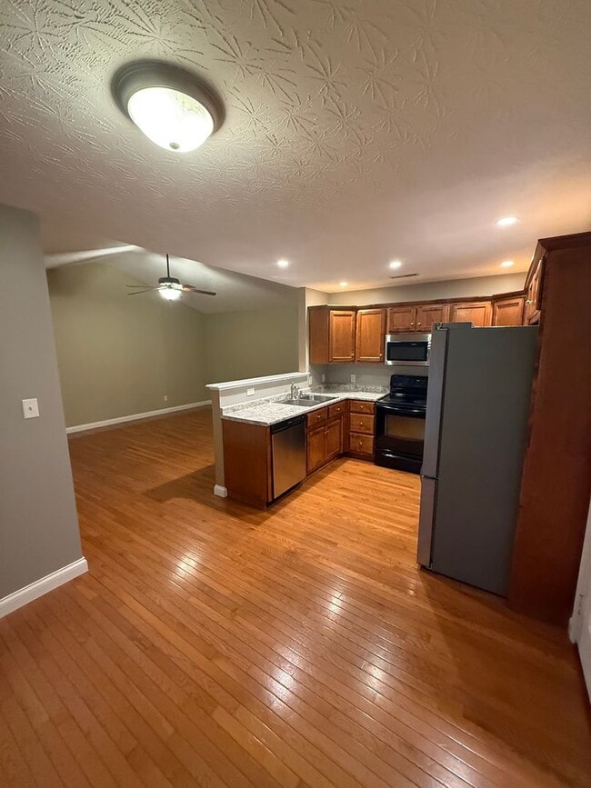 Photo - 3 Bed/2 Bath House with 2 Car Garage