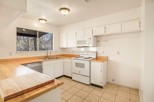 Photo - 2019 Lake Creek Dr