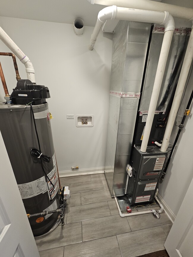 Unidades de aire acondicionado y calefacción con conexiones para lavadora/secadora. - 1912 S Throop St