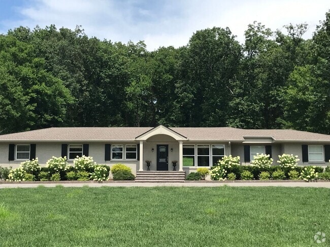 Building Photo - Meticulously Maintained Home in West Meade