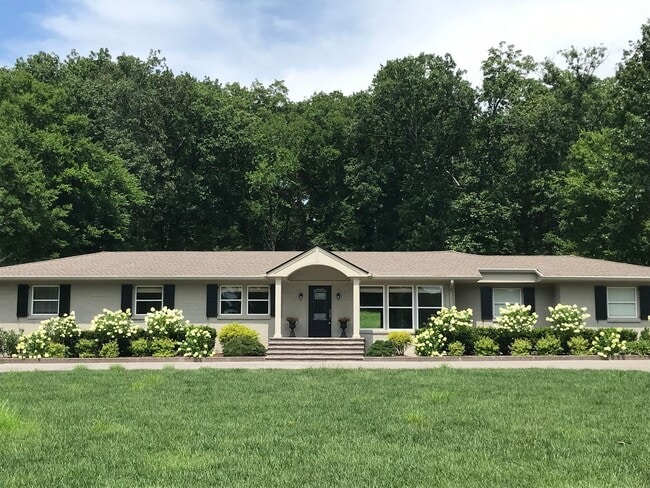 Building Photo - Meticulously Maintained Home in West Meade