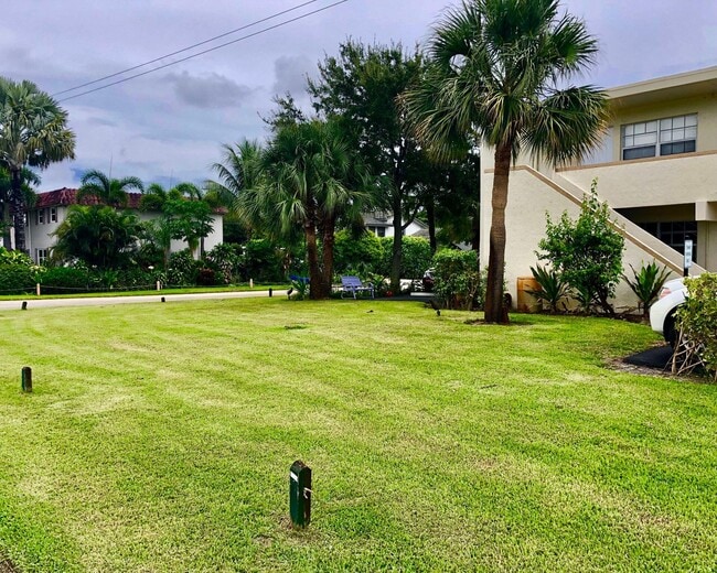 Building Photo - 4670 NE 5th Ave Unit 15