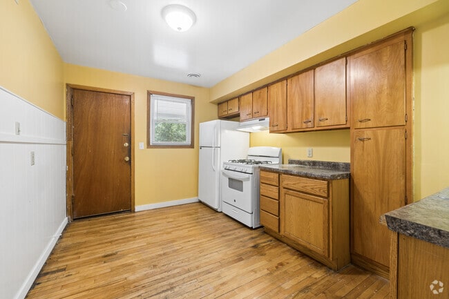 4BR, 1BA - 1,000SF - Kitchen