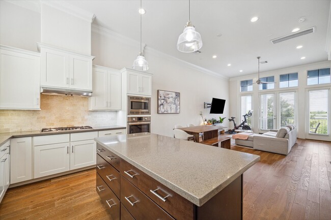 Photo - 9520 London Bridge Station