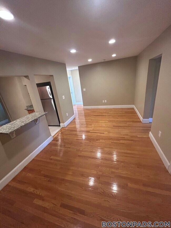 Building Photo - 76 Egmont St