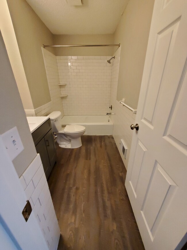 Photo - 3542 Independence Ave N