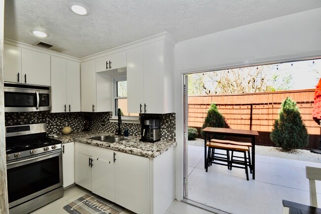 Building Photo - 3330 Beran Dr