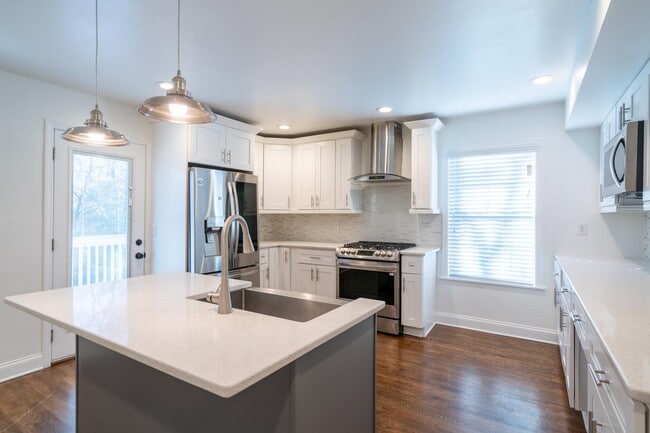 Photo - 634 Stokeswood Ave SE