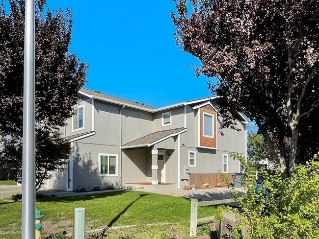 Photo - Updated Townhouse in Ellenbsurg Unit B