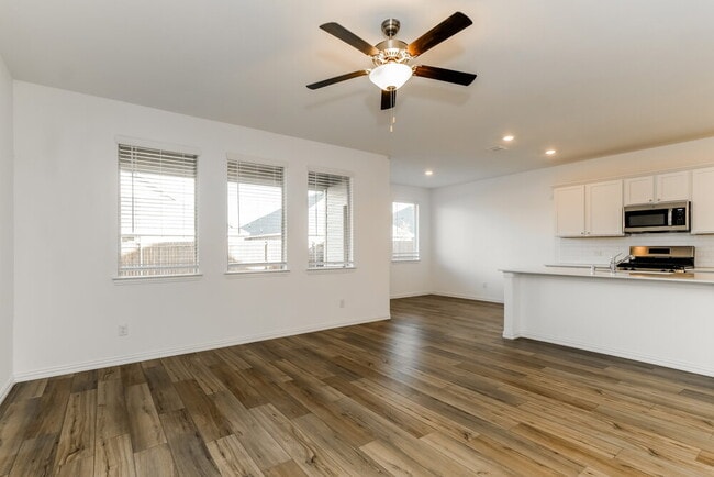 Photo - 1114 Daffodil St