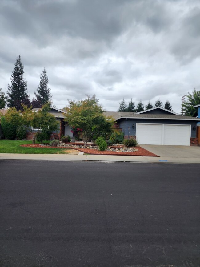3 Bedroom 2 bath with 2 car garage off of ... - 3 Bedroom 2 bath with 2 car garage off of ... House