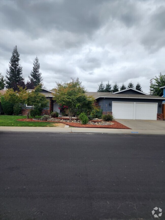 Building Photo - 3 Bedroom 2 bath with 2 car garage off of ... Rental