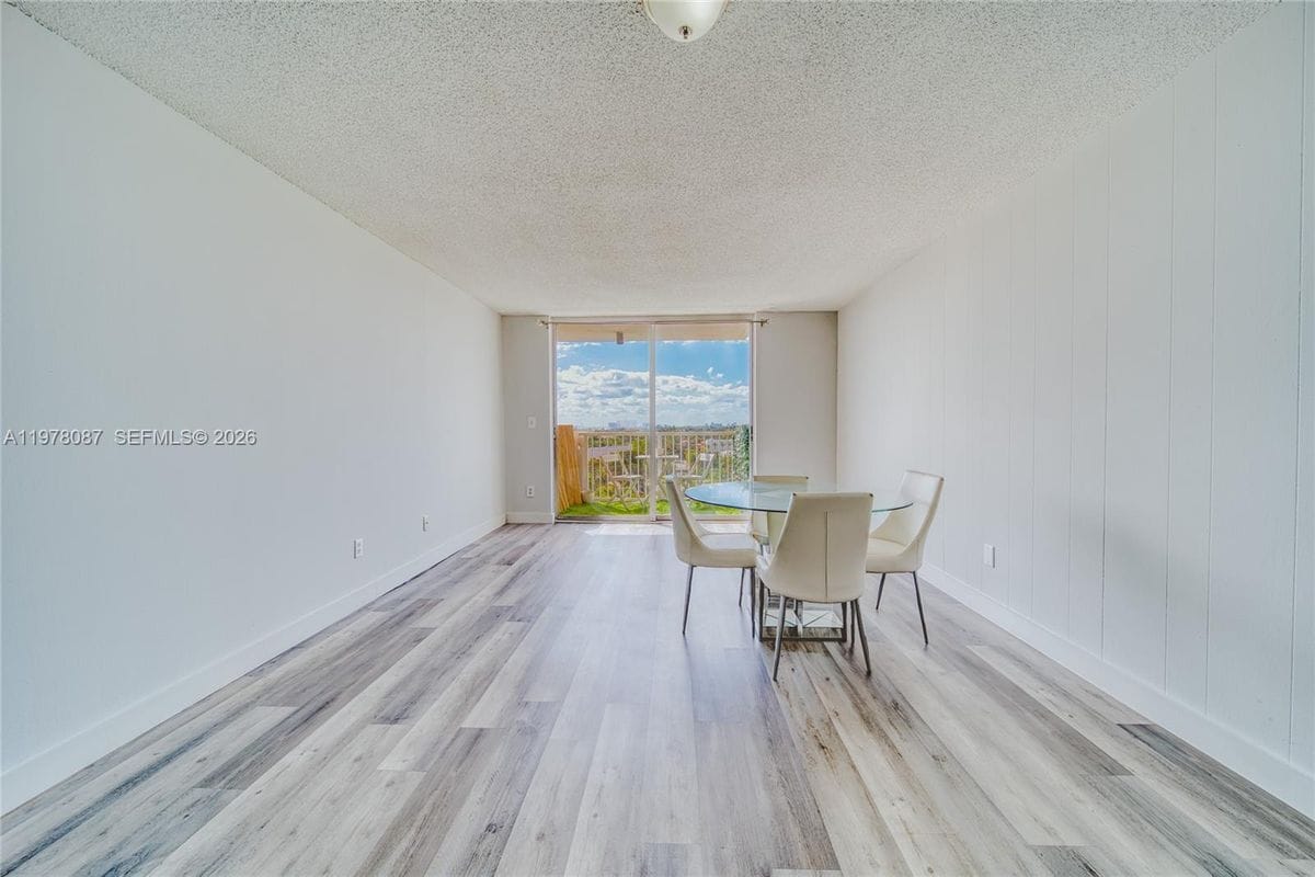 Photo - 2000 NE 135th St