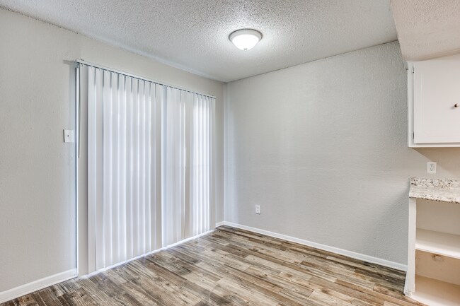 01 Dining copy.jpg - Hart House Apartments