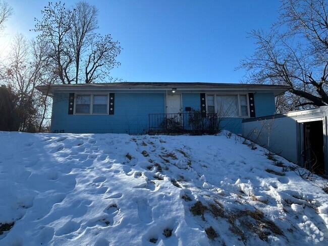 Building Photo - Charming 2 Bed, 2 Bath Home with New Updat...