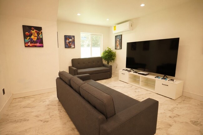 13909 Magnolia Blvd