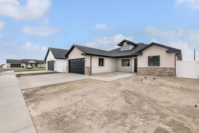 560 Aries Ct