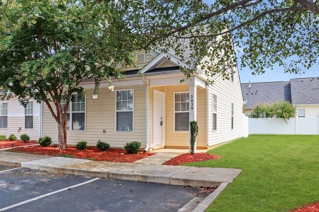 Building Photo - Location! Location! 3 bedroom End Unit Tow... Rental