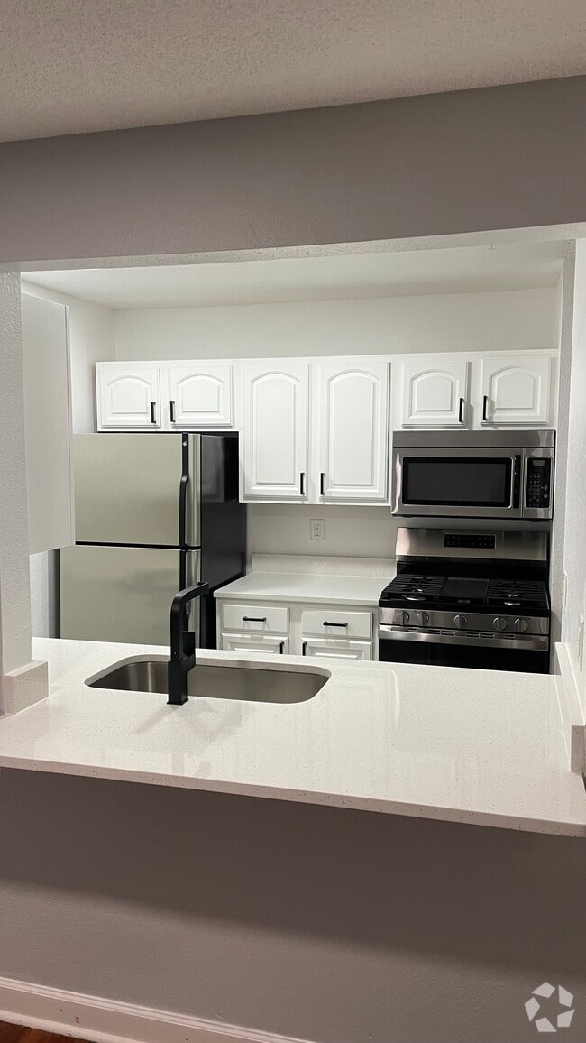 Building Photo - 2013 Dixie Belle Dr Unit C Rental