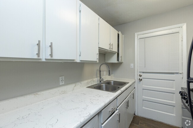 3BR, 1BA - 945SF - Classic - Kitchen - The Glade