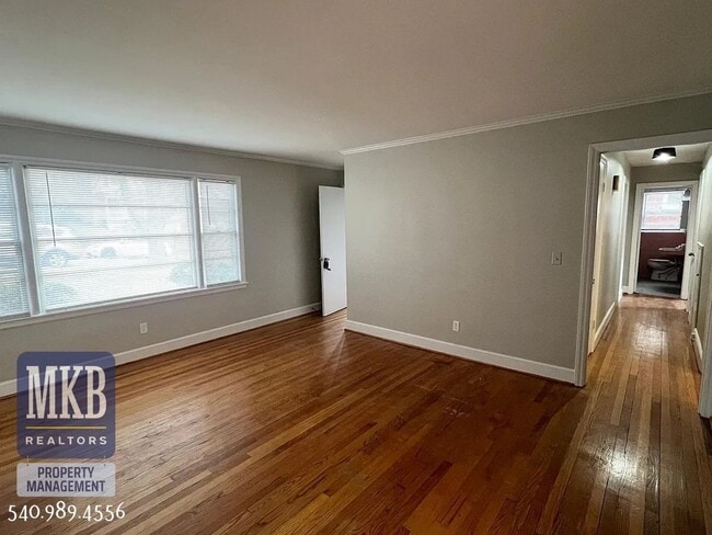 Photo - 2314 Wycliffe Ave SW
